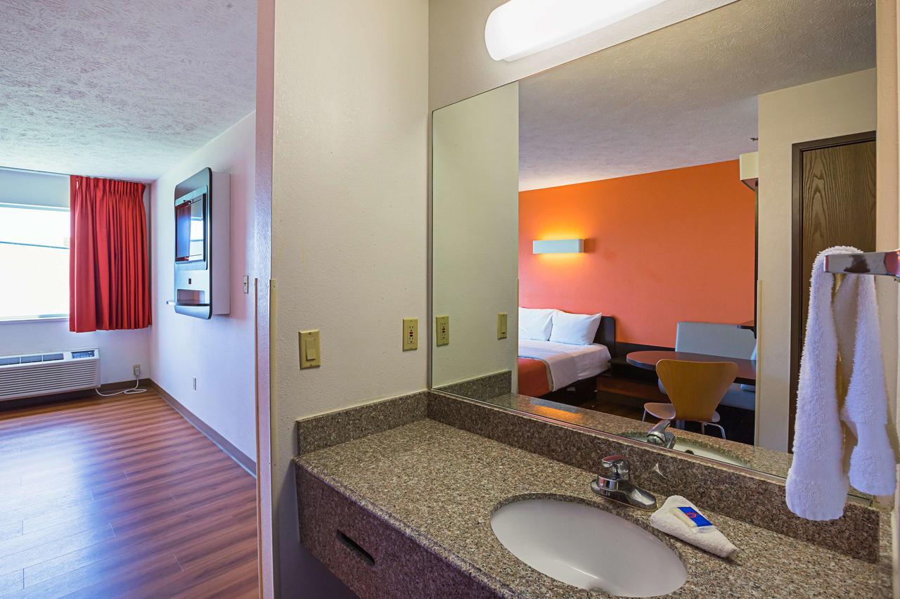 Hotel 6 - Iat West 2*
